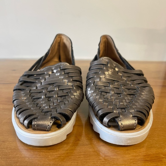 Silver/ Pewter Leather Hauraches on white platform - Picture 2 of 4